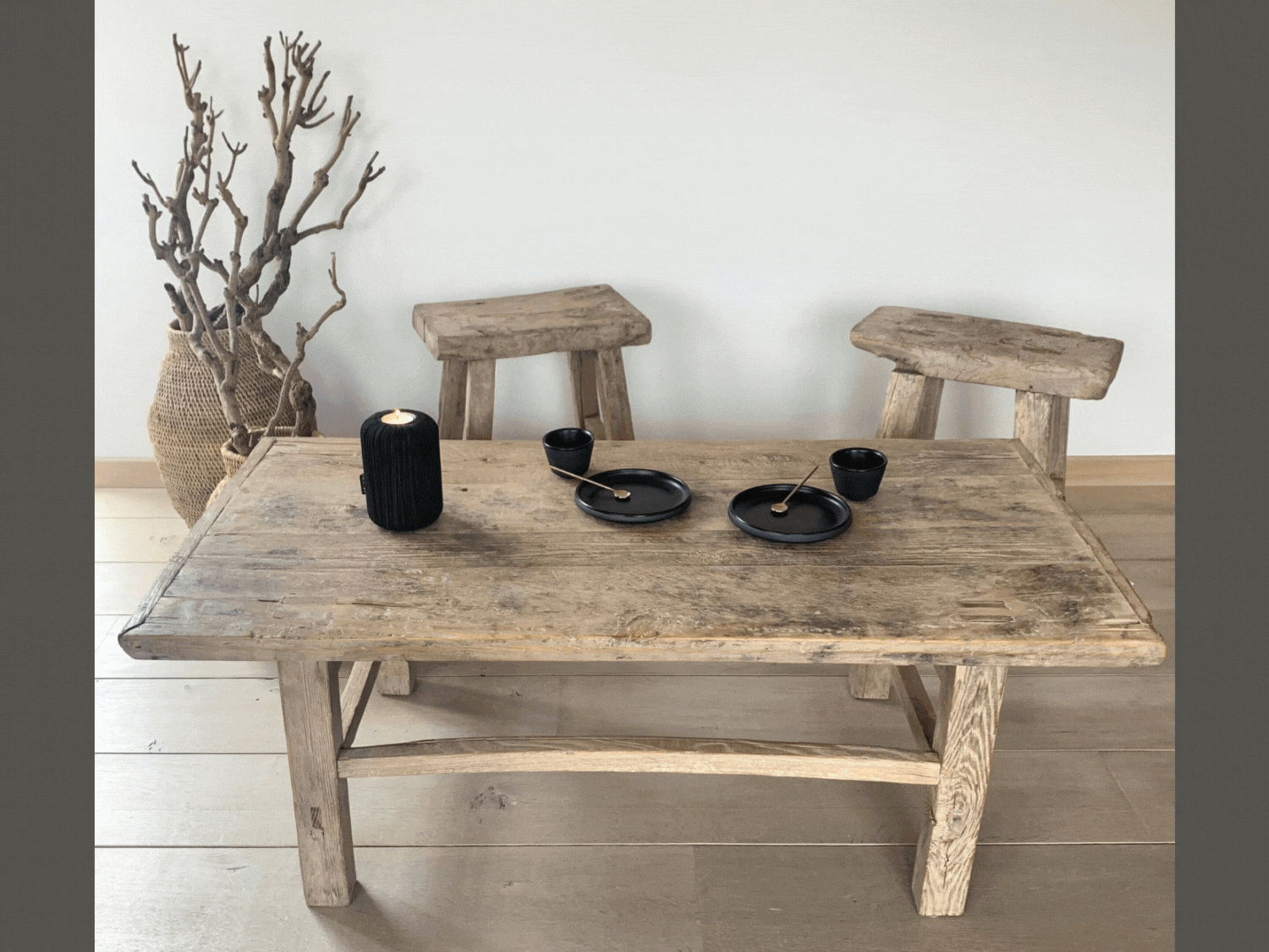 Les tables Les tables hautes ou basses en pin ancien, bois recyclé et orme massif